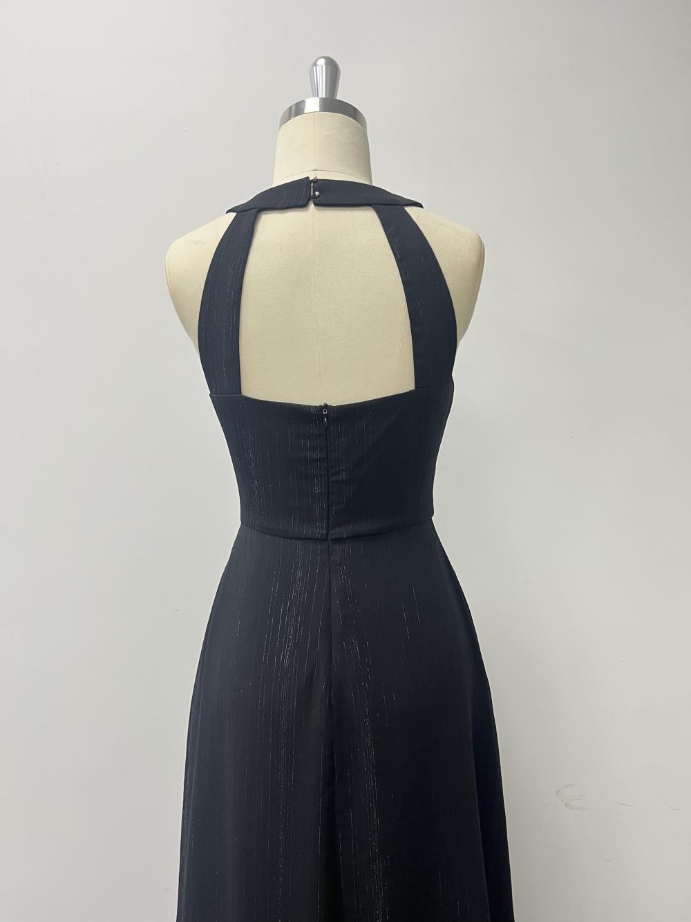 Elegantní maxi formální/večerní šaty s halter výstřihem, průstřihem na zádech, plisovaným živůtkem a áčkovou sukní