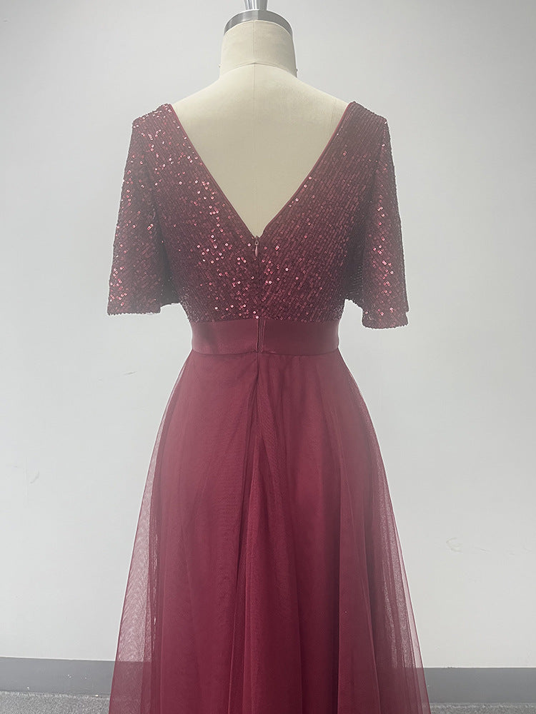 Večerní šaty s výstřihem do V, krátkými rukávy, flitrovaným živůtkem, sukní z tylu ve tvaru A s vysokým a nízkým lemem