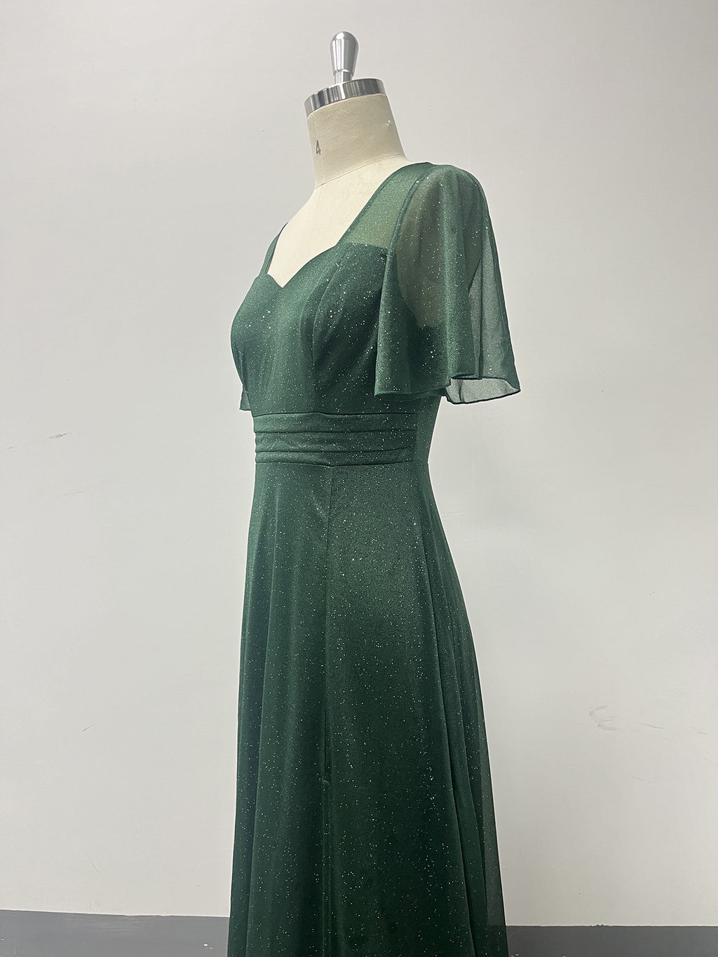 Třpytivé maxi večerní šaty s výstřihem Queen-Anne, krátkými rukávy, áčkovým střihem a rozparkem