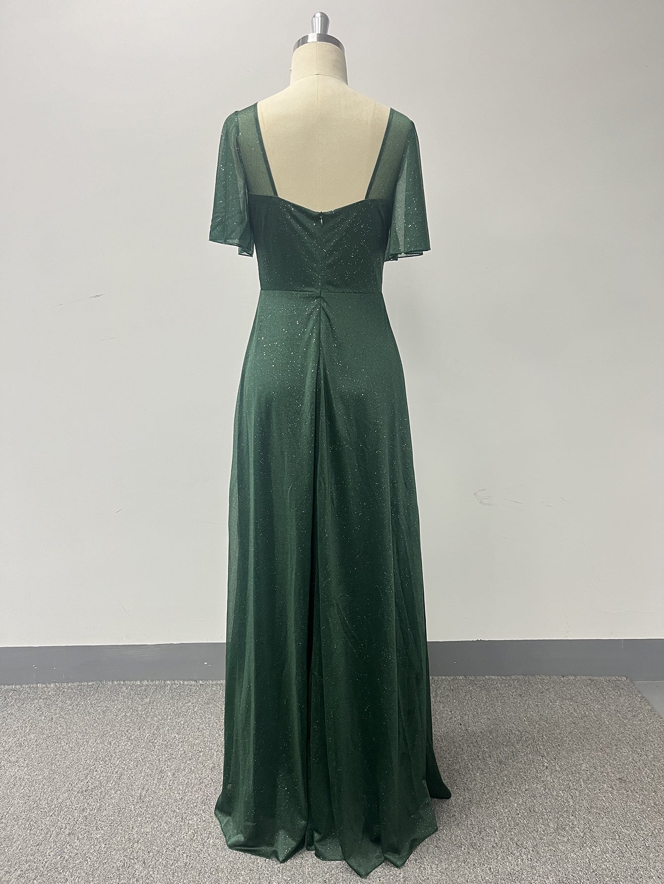 Třpytivé maxi večerní šaty s výstřihem Queen-Anne, krátkými rukávy, áčkovým střihem a rozparkem