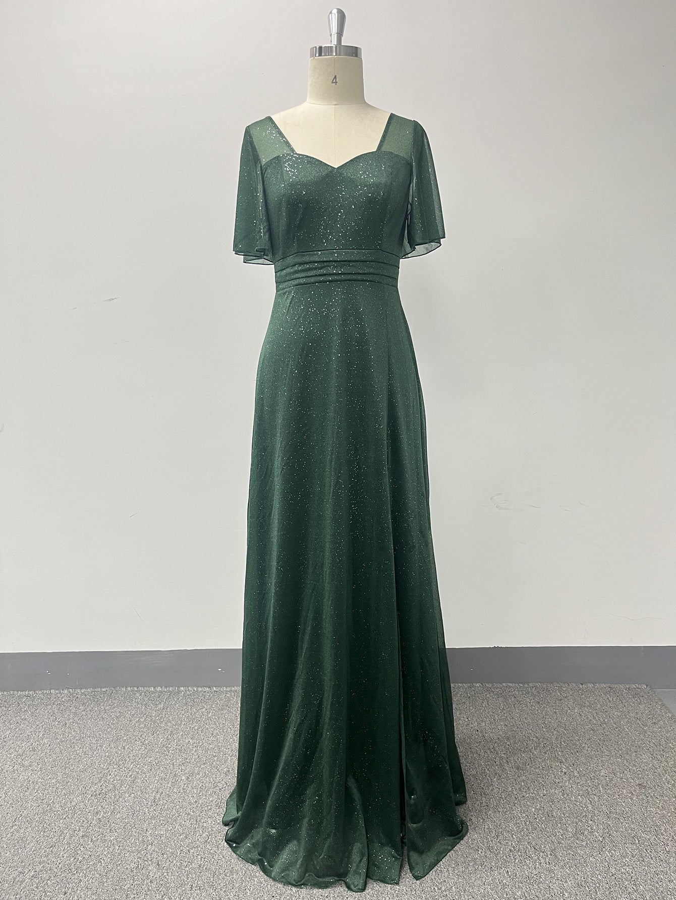 Třpytivé maxi večerní šaty s výstřihem Queen-Anne, krátkými rukávy, áčkovým střihem a rozparkem