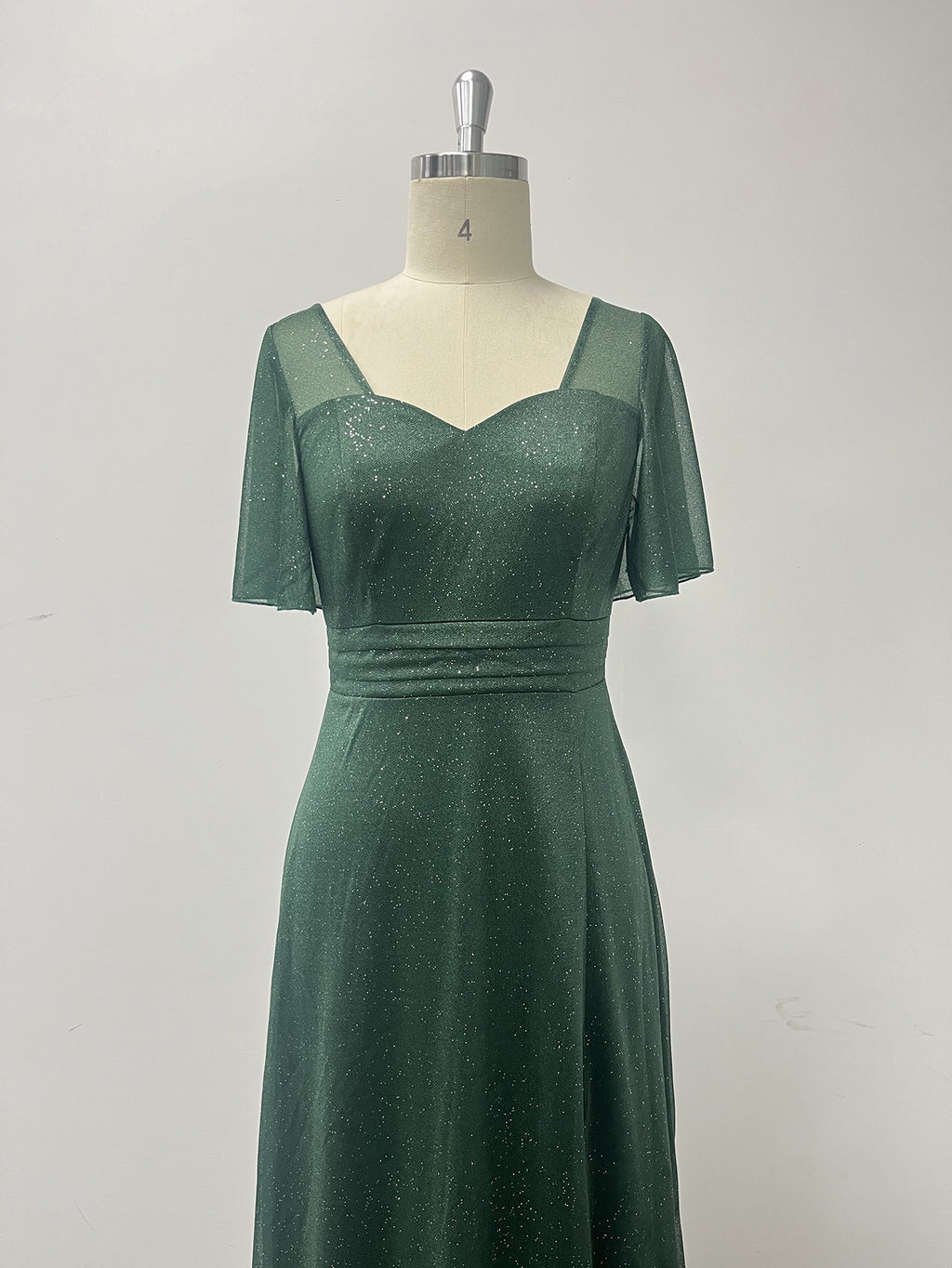 Třpytivé maxi večerní šaty s výstřihem Queen-Anne, krátkými rukávy, áčkovým střihem a rozparkem