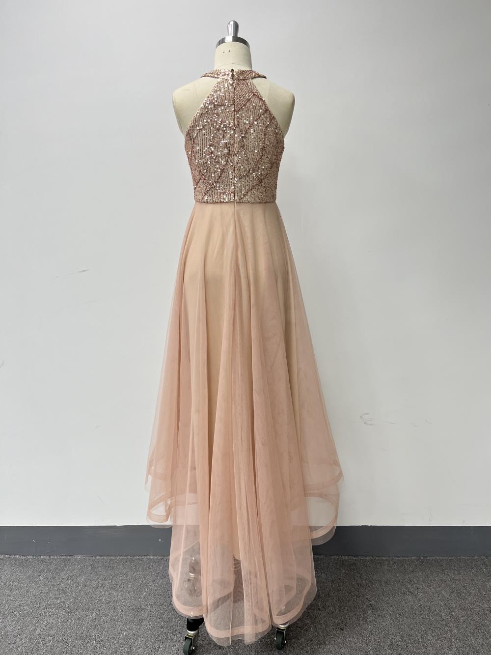 Šaty s halter výstřihem, flitrovaným živůtkem, áčkovou tylovou sukní a vysokým nízkým střihem