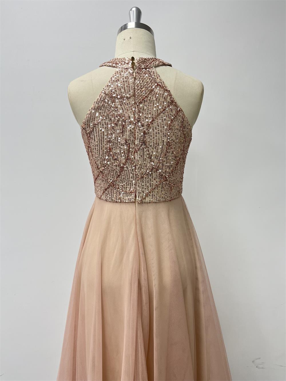 Šaty s halter výstřihem, flitrovaným živůtkem, áčkovou tylovou sukní a vysokým nízkým střihem