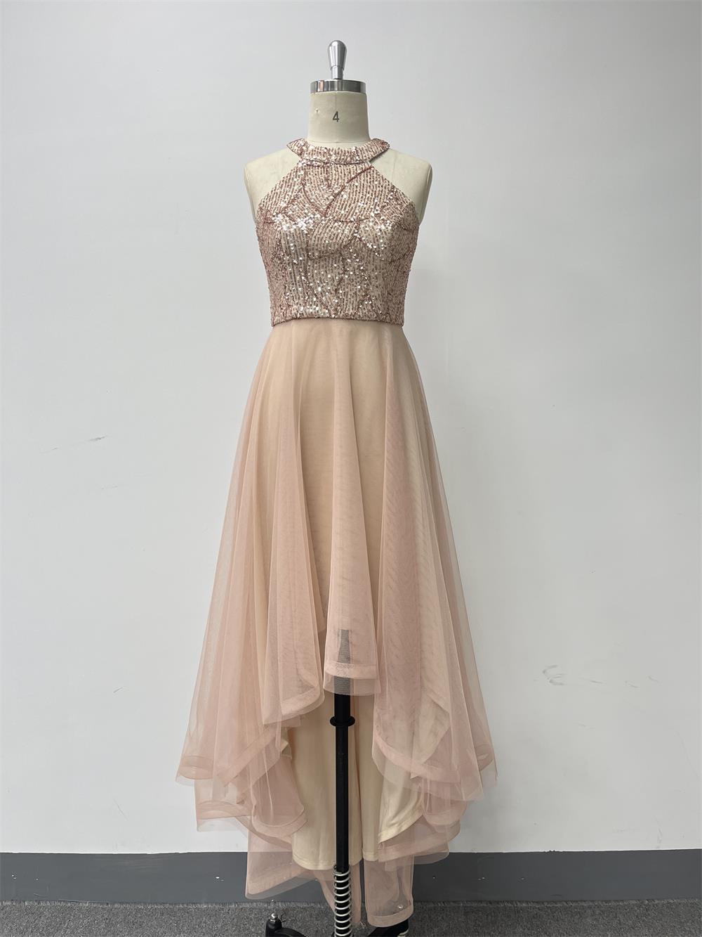 Šaty s halter výstřihem, flitrovaným živůtkem, áčkovou tylovou sukní a vysokým nízkým střihem