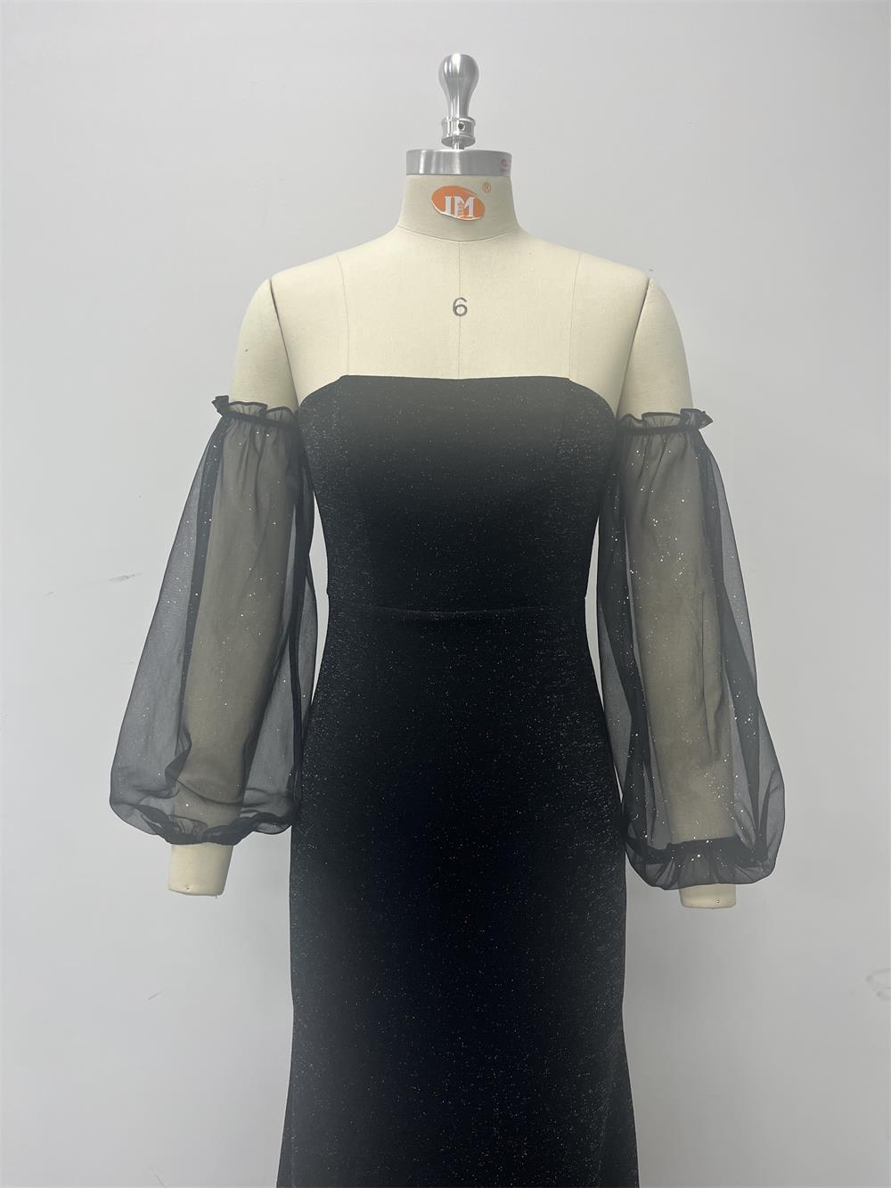 Všestranné večerní šaty s dlouhými volnými rukávy a odhalenými rameny, třpytivé pouzdrové