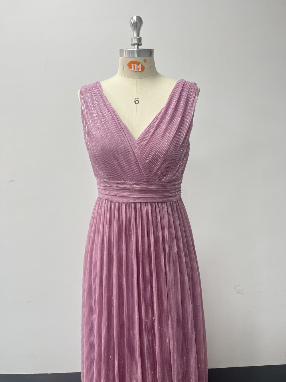 Jednoduché třpytivé maxi šaty bez rukávů s výstřihem do V a áčkovou sukní s řaseným pasem