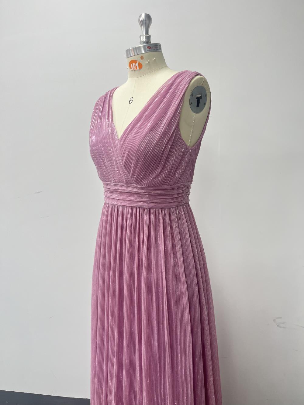 Jednoduché třpytivé maxi šaty bez rukávů s výstřihem do V a áčkovou sukní s řaseným pasem