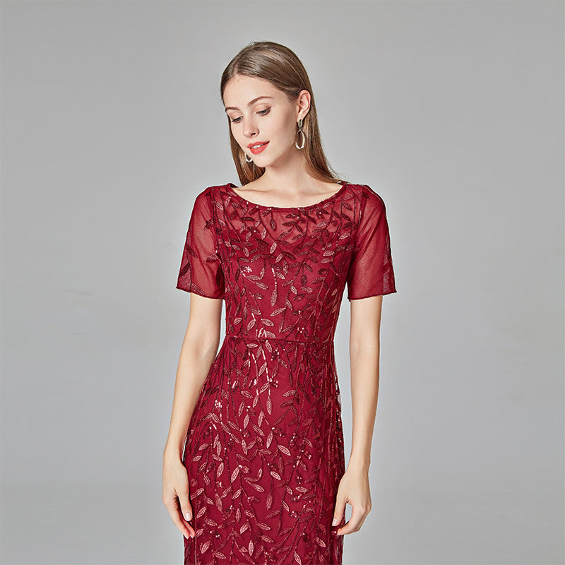 Skromné vyšívané maxi večerní/formální šaty s krátkým rukávem a výstřihem do oblouku