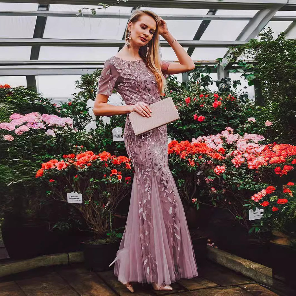 Skromné vyšívané maxi večerní/formální šaty s krátkým rukávem a výstřihem do oblouku