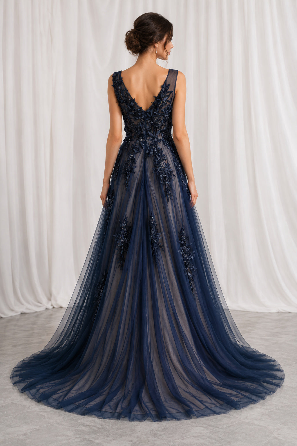 V-neck Sleeveless Tulle Wedding Dress with Appliques