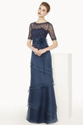 Šaty pro matku nevěsty s iluzorním výstřihem, krátkým rukávem a dlouhou sukní s volány
