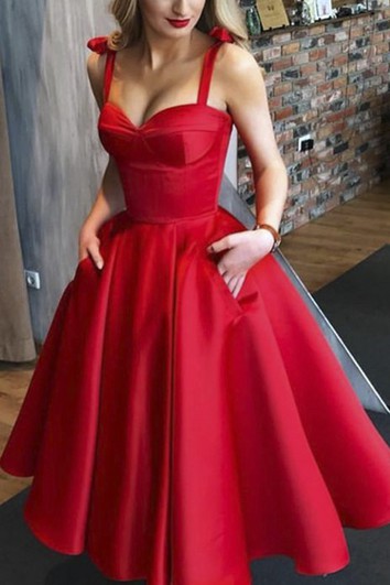 Vestido romántico de escote corazón vintage hasta las correas y el ruchón