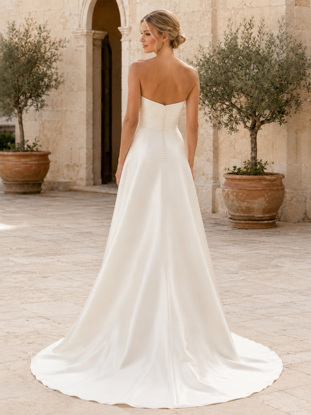 Simple Strapless Satin Abito Sposa Sheath Sweetheart Ruched Button Court Train back view