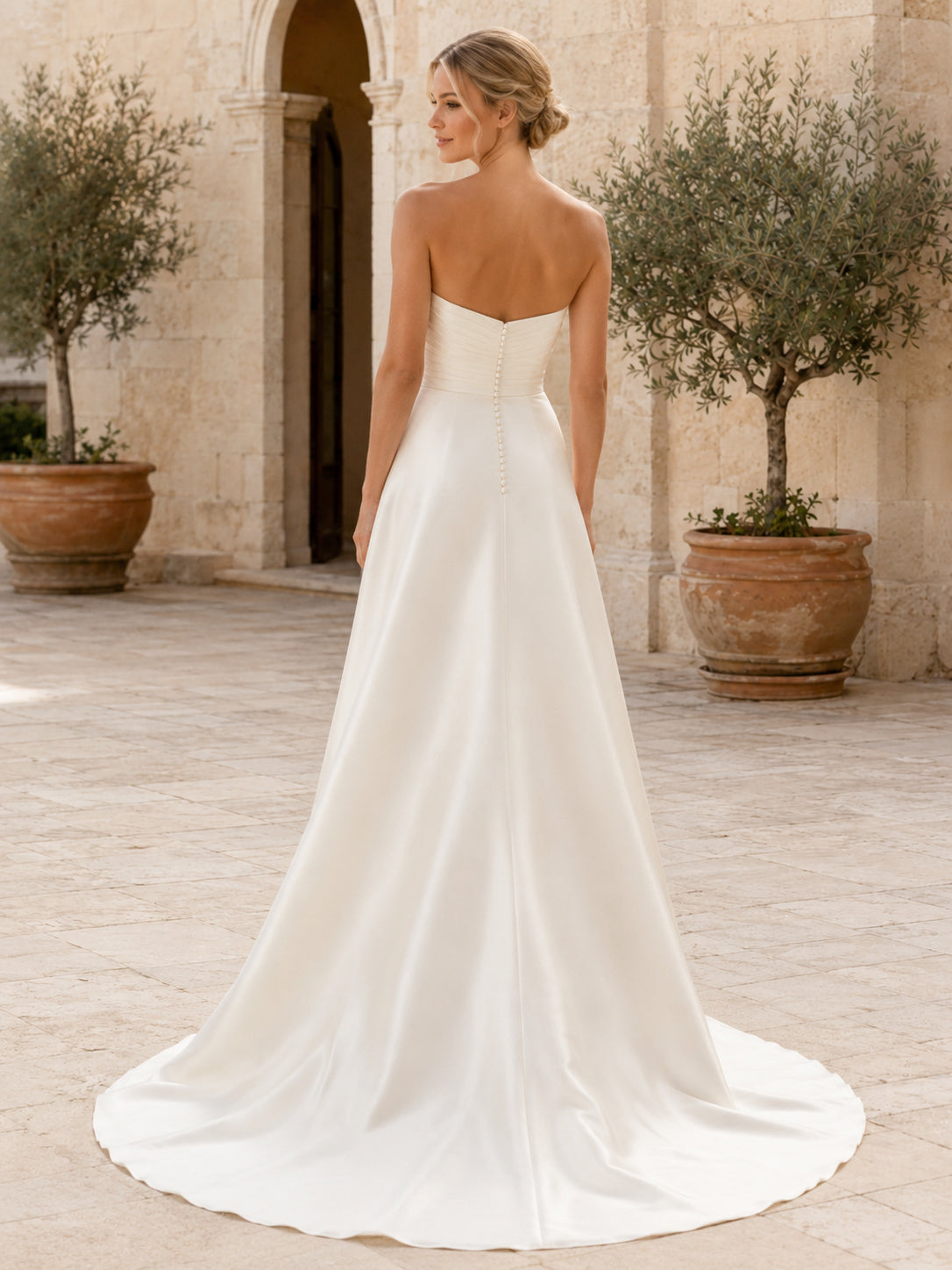 Simple Strapless Satin Abito Sposa Sheath Sweetheart Ruched Button Court Train back view