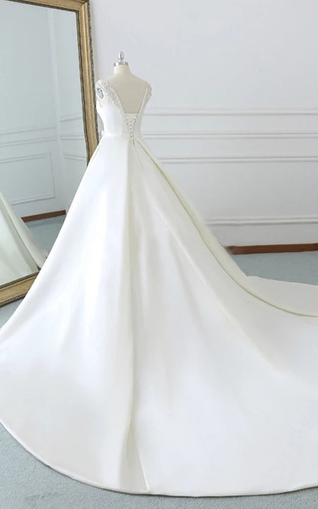 Elegantes Prinzessinnen-Brautkleid mit Perlenbesatz und Schulterklappen im Korsett-Stil | Ballkleid aus einfarbigem Satin mit Hofschleppe