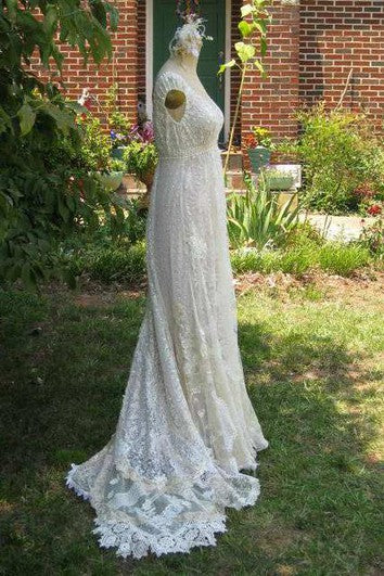 Brautkleid aus Vintage-Spitze mit Flügelärmeln, tiefem V-Ausschnitt, Blumenmuster und Schleppe