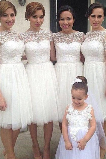 Robe de demoiselle d'honneur romantique en tulle blanc et dentelle à manches courtes