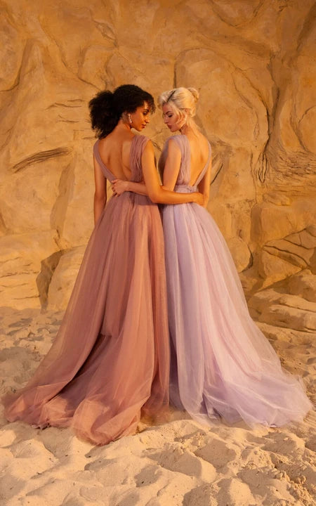 Šaty na ples s hlubokým výstřihem, šifonovou čepičkou, empire střihem, plisovanou áčkovou sukní, mašlí a nízkým výstřihem na zádech