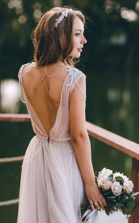 Sommerliches Country-Brautkleid aus plissiertem Tüll mit Rundhalsausschnitt und Perlenverzierung