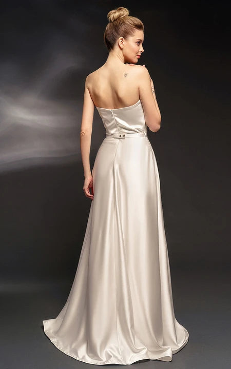 Saténové šaty bez rukávů s rozparkem vpředu a odhalenými zády ve tvaru srdce