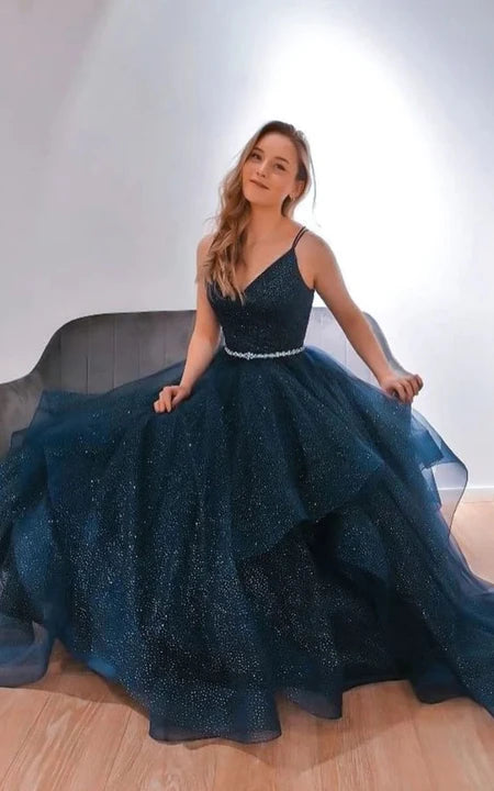 Ballkleid aus Tüll mit Pailletten und Spaghettiträgern in A-Linie und überkreuzter Träger