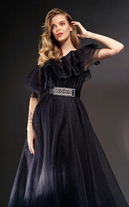 Asymetrické černé formální šaty áčkového střihu s odhalenými rameny