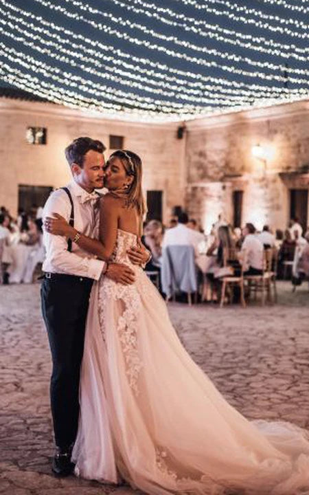 Sweetheart Flowy Empire A-Line Tulle Appliques Vestido de novia con tren de barrido