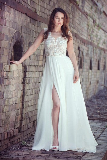 Šaty bez rukávů ve tvaru A z krajky a šifónu s bočním rozparkem a výstřihem do V