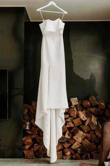 Simpuzzo della guaina fuori dalla spalla lungo abito da sposa a manica corta satinata