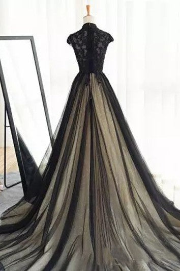 Robe de mariée trapèze en tulle et dentelle, col haut, manches courtes, longueur au sol, traîne, avec appliques et plis