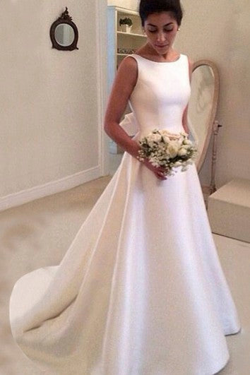 Elegantní šaty bez rukávů A-line saténové s lodičkovým výstřihem a hlubokým V-zadním dílem