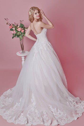 Aplique de encaje floral de amor romántico y vestido de pelota de boda en red inglesa