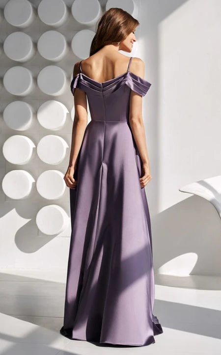 Saténové šaty s odhalenými rameny, křížovým předním dílem, rozparkem a tenkými ramínky