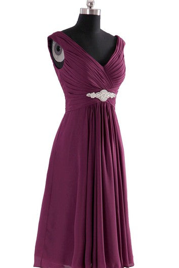 Šaty s výstřihem do V, plisovaným basque pasem a krystaly