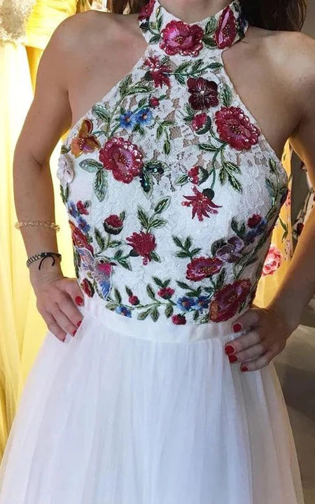 Večerní šaty s vysokým límcem bez rukávů, empire střih, tylové s květinovou aplikací