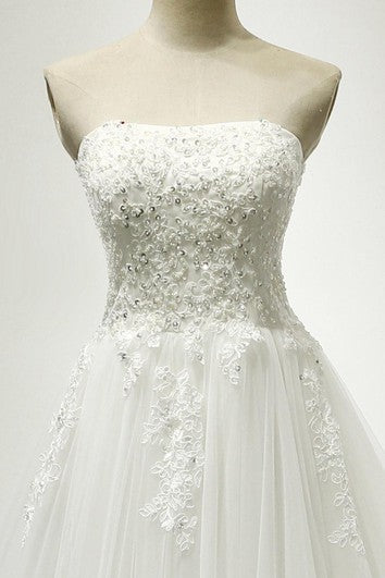 Vestido de encaje y tul sin tirantes con cordones