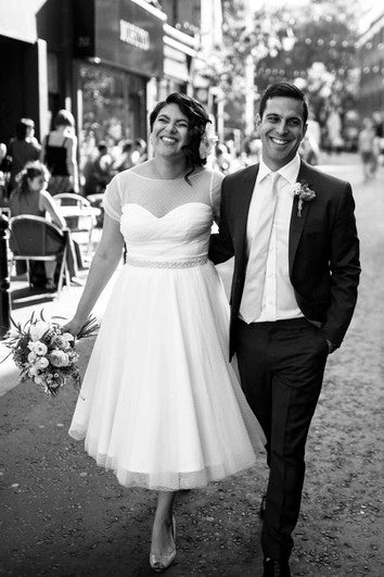 Tylová vintage svatební šaty do čaje s krátkým rukávem a klíčovou dírkou