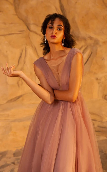 Šaty na ples s hlubokým výstřihem, šifonovou čepičkou, empire střihem, plisovanou áčkovou sukní, mašlí a nízkým výstřihem na zádech