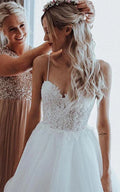 Robe de mariée empire en tulle à fines bretelles et perles
