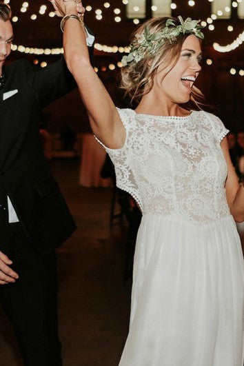 شيفون الدانتيل فرشاة القطار غمد الأكمام قصيرة فستان الزفاف مع الطيات