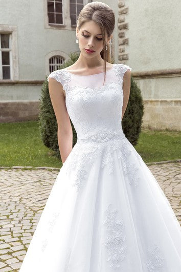 Robe trapèze sans manches avec appliques au dos illusion