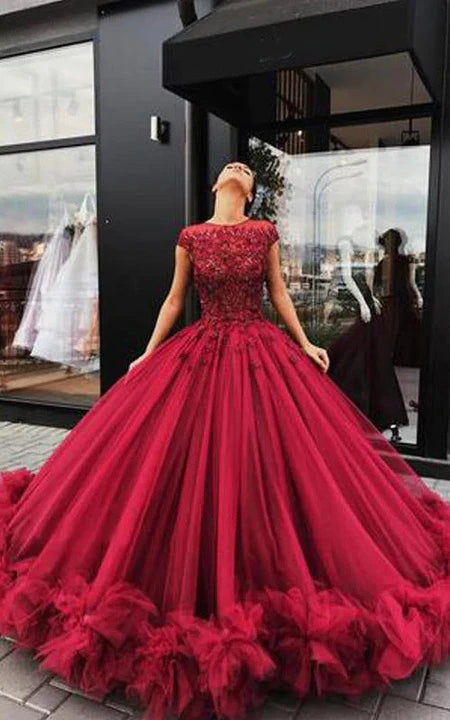Rotes Ballkleid mit U-Ausschnitt und Rüschen für die Quinceanera