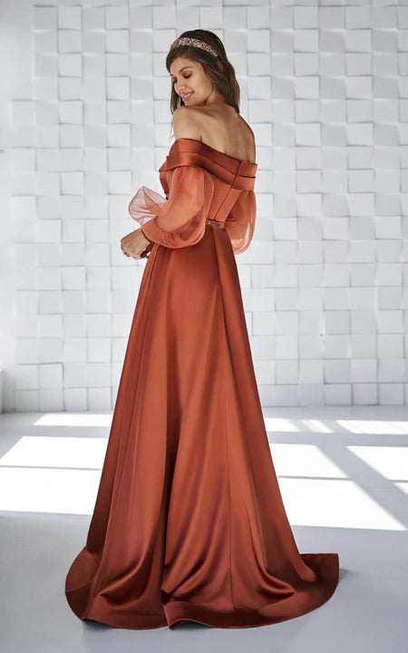 Šaty s odhalenými rameny, dlouhými nabíranými rukávy a překříženým vzorem, s vlečkou