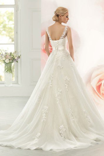 Robe trapèze en dentelle à manches courtes et dos corset avec appliqués et bijoux à la taille