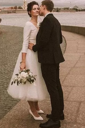 Robe de mariée en satin et tulle à décolleté plongeant et coupe trapèze