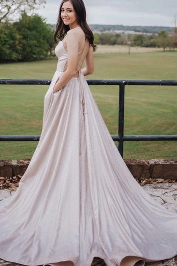 Moderní formální šaty bez rukávů s vlečkou, áčkovým střihem, saténové, se zavazováním vzadu a kapsami