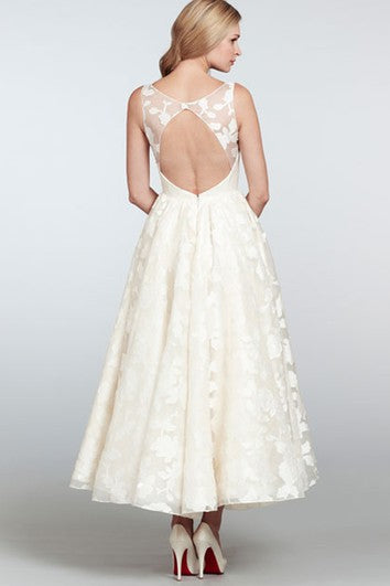 Robe unique sans manches à col haut et longueur thé avec dos trou de serrure