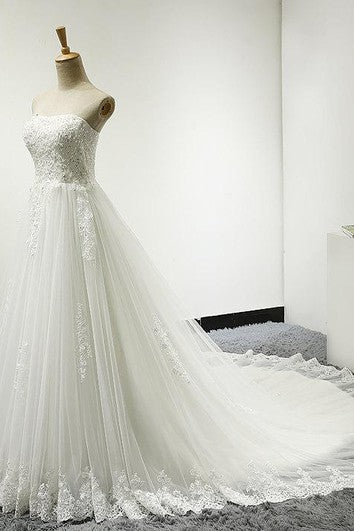 Vestido de encaje y tul sin tirantes con cordones