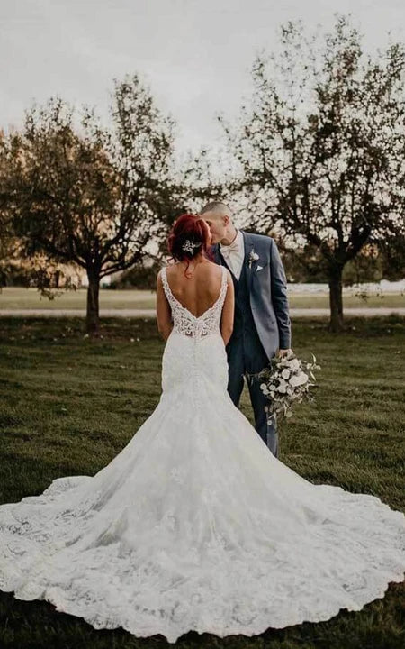 Robe de mariée décontractée à col en V et sans manches en dentelle style sirène avec dos en V bas